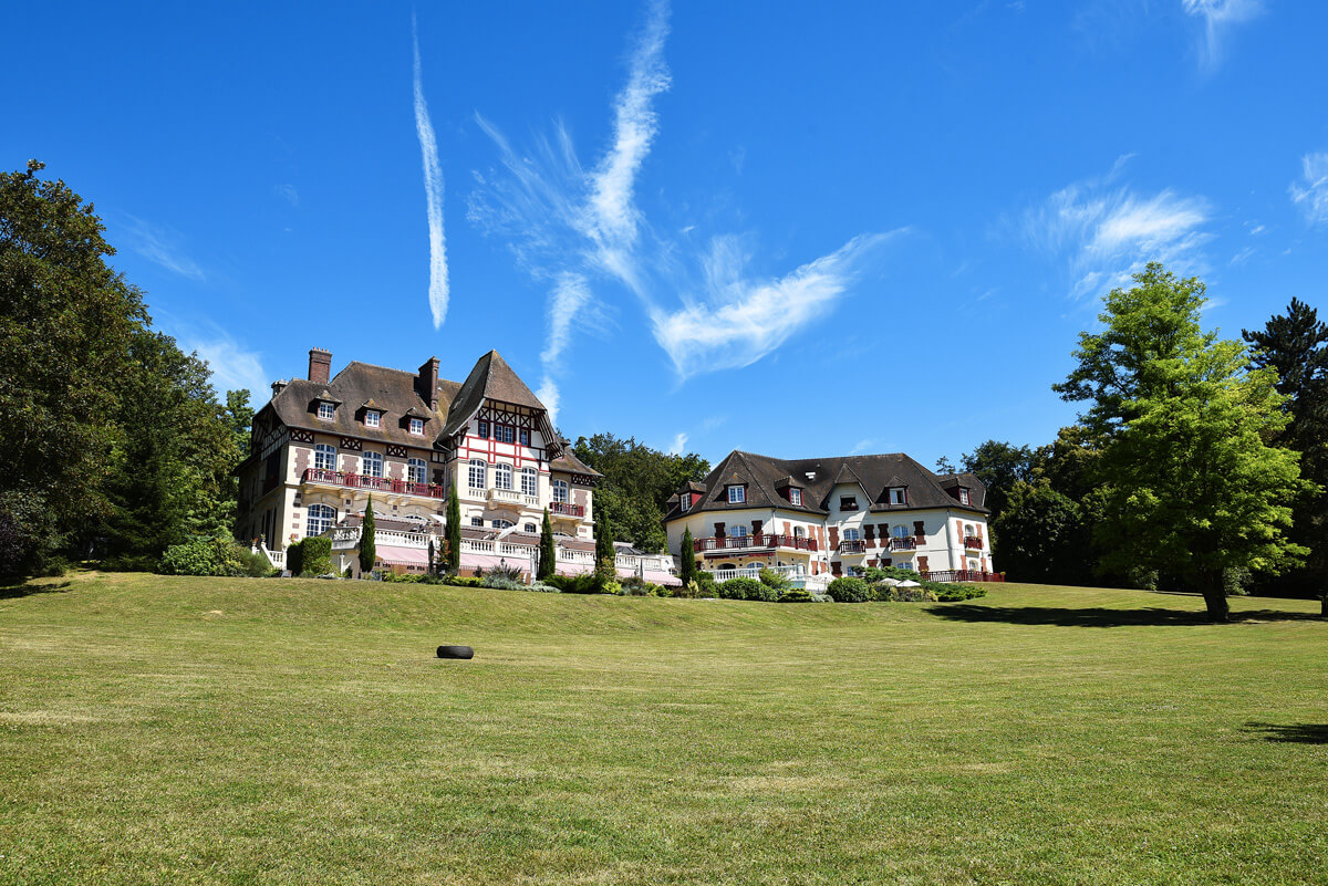 the_wild_parisian_chateau_de_la_tour