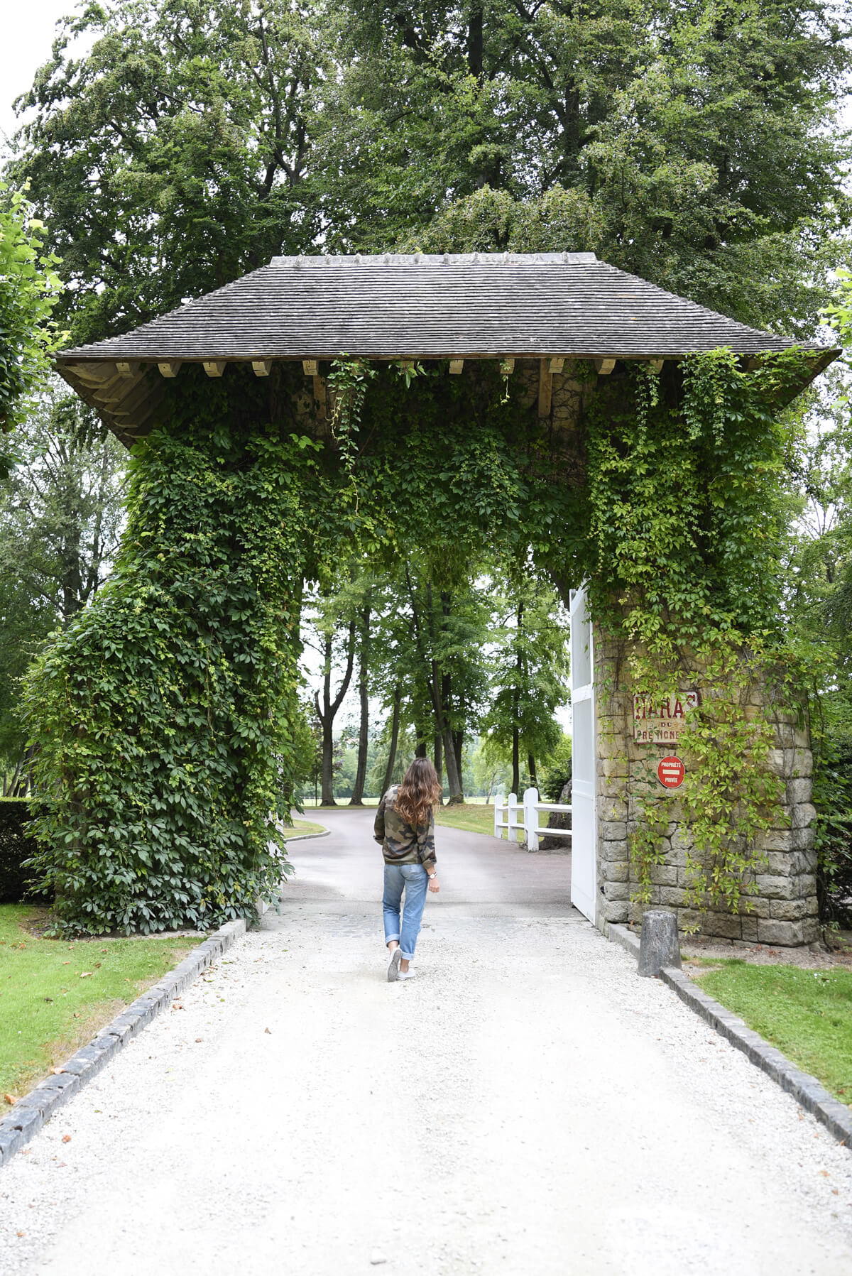the_wild_parisian_chateau_de_la_tour_09