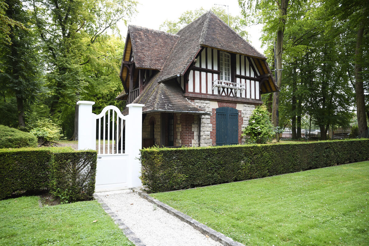 the_wild_parisian_chateau_de_la_tour_11