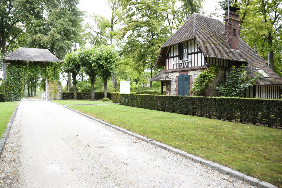 the_wild_parisian_chateau_de_la_tour_12