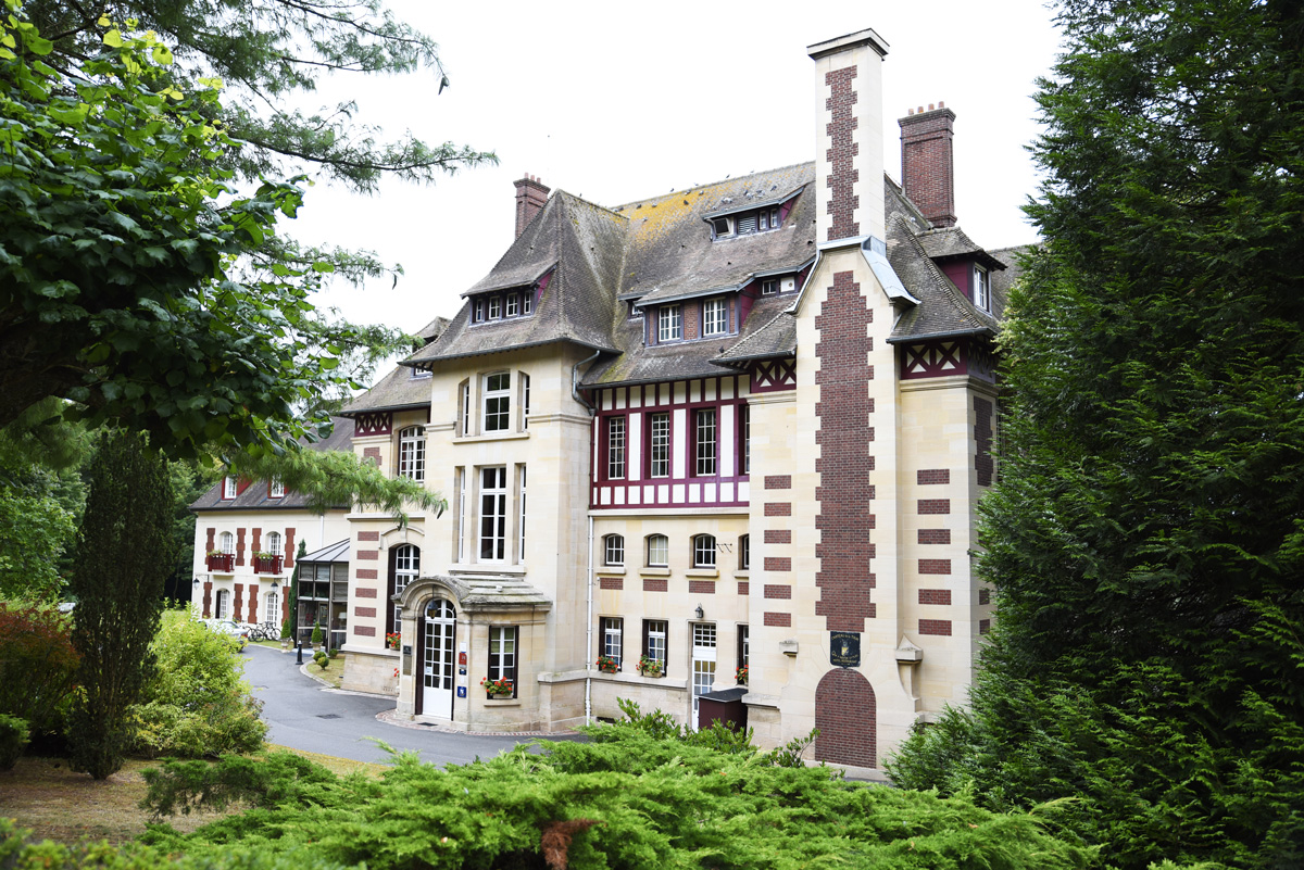the_wild_parisian_chateau_de_la_tour_13