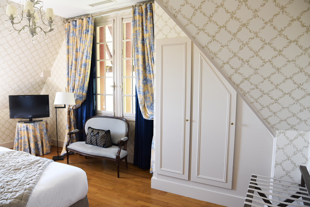 the_wild_parisian_chateau_de_la_tour_24