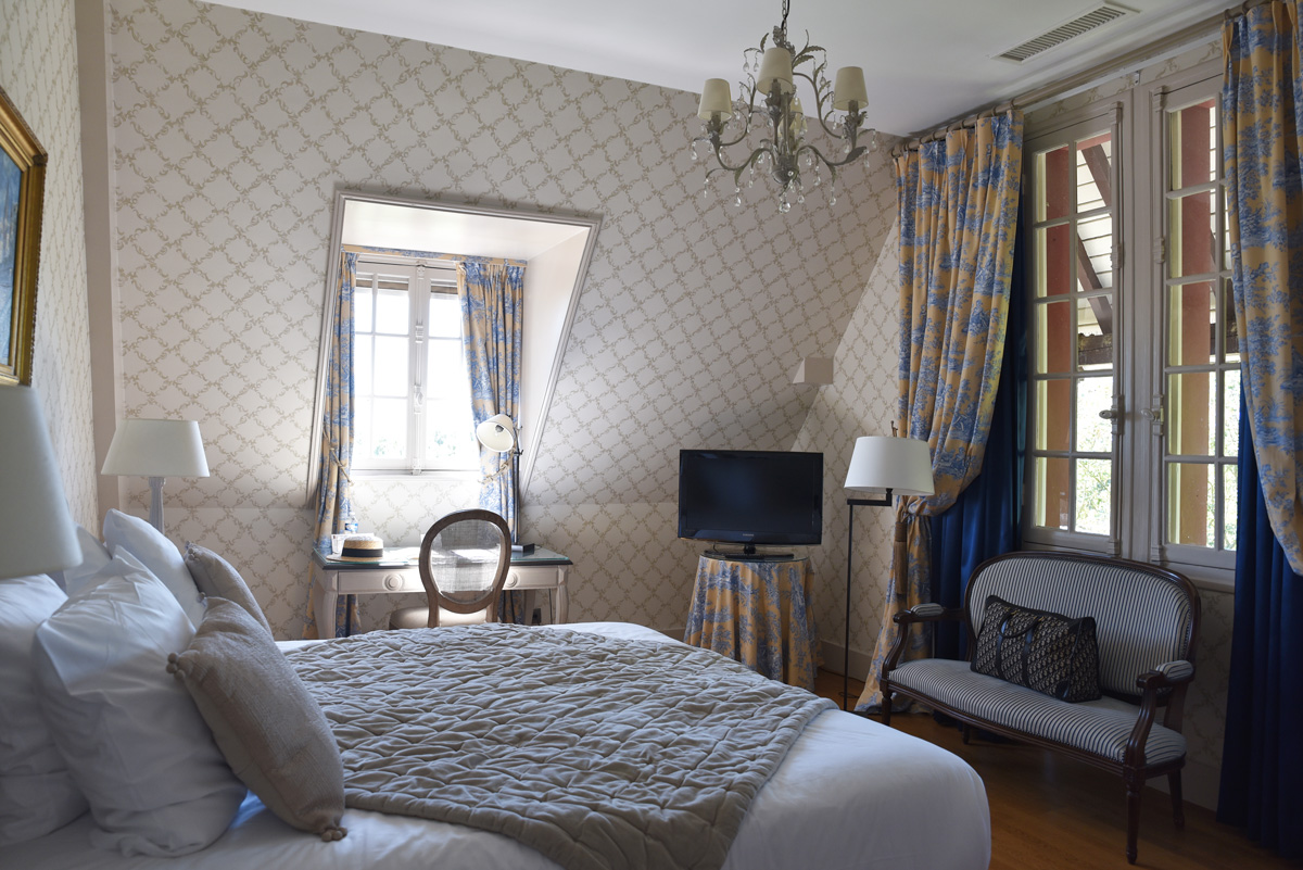 the_wild_parisian_chateau_de_la_tour_25